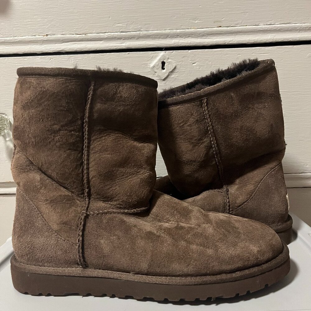 UGG Short Classic - Chocolate Brown Size W8
